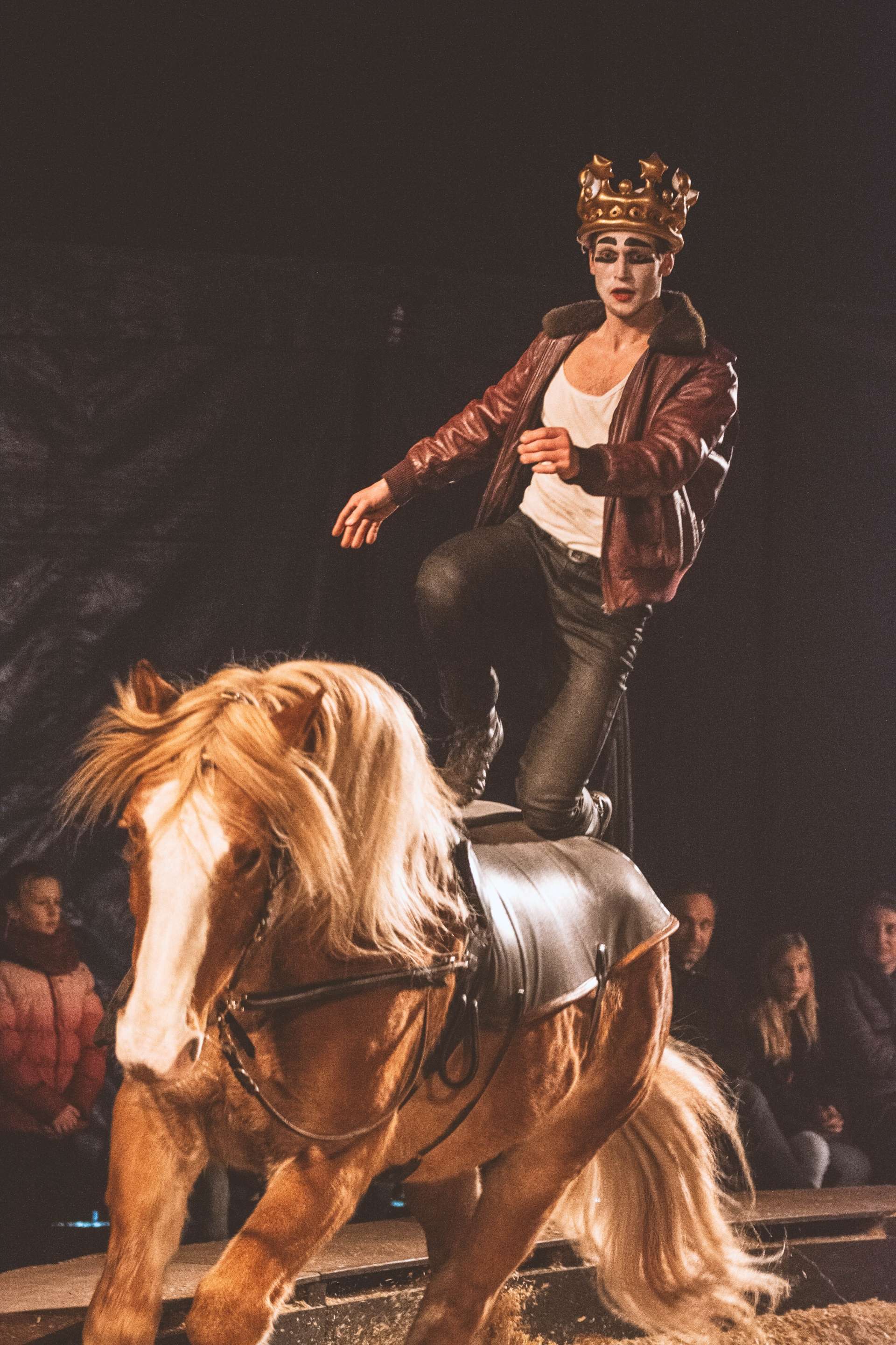 Un acrobate debout sur un cheval