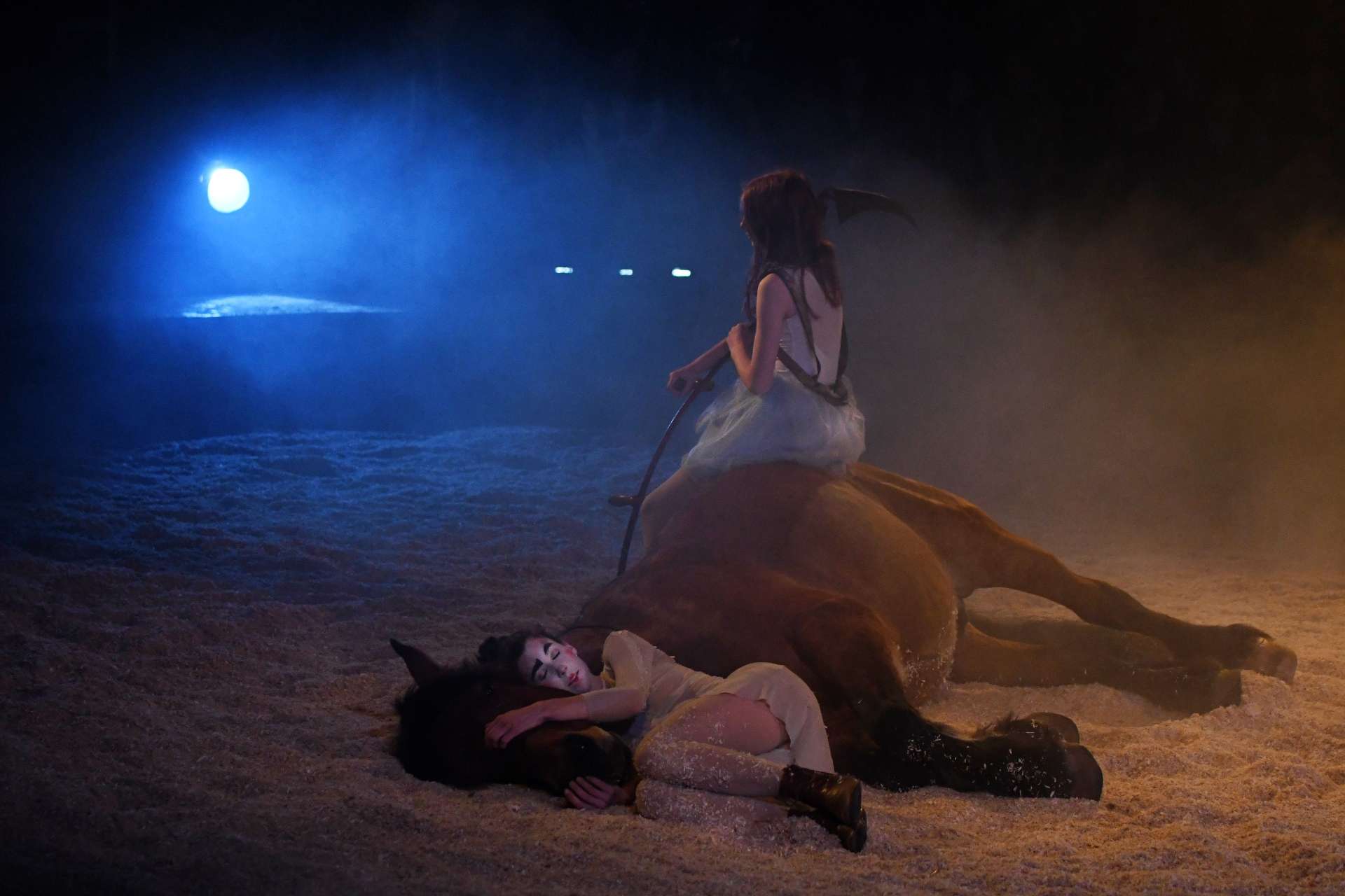 Deux femmes sur un cheval allongé