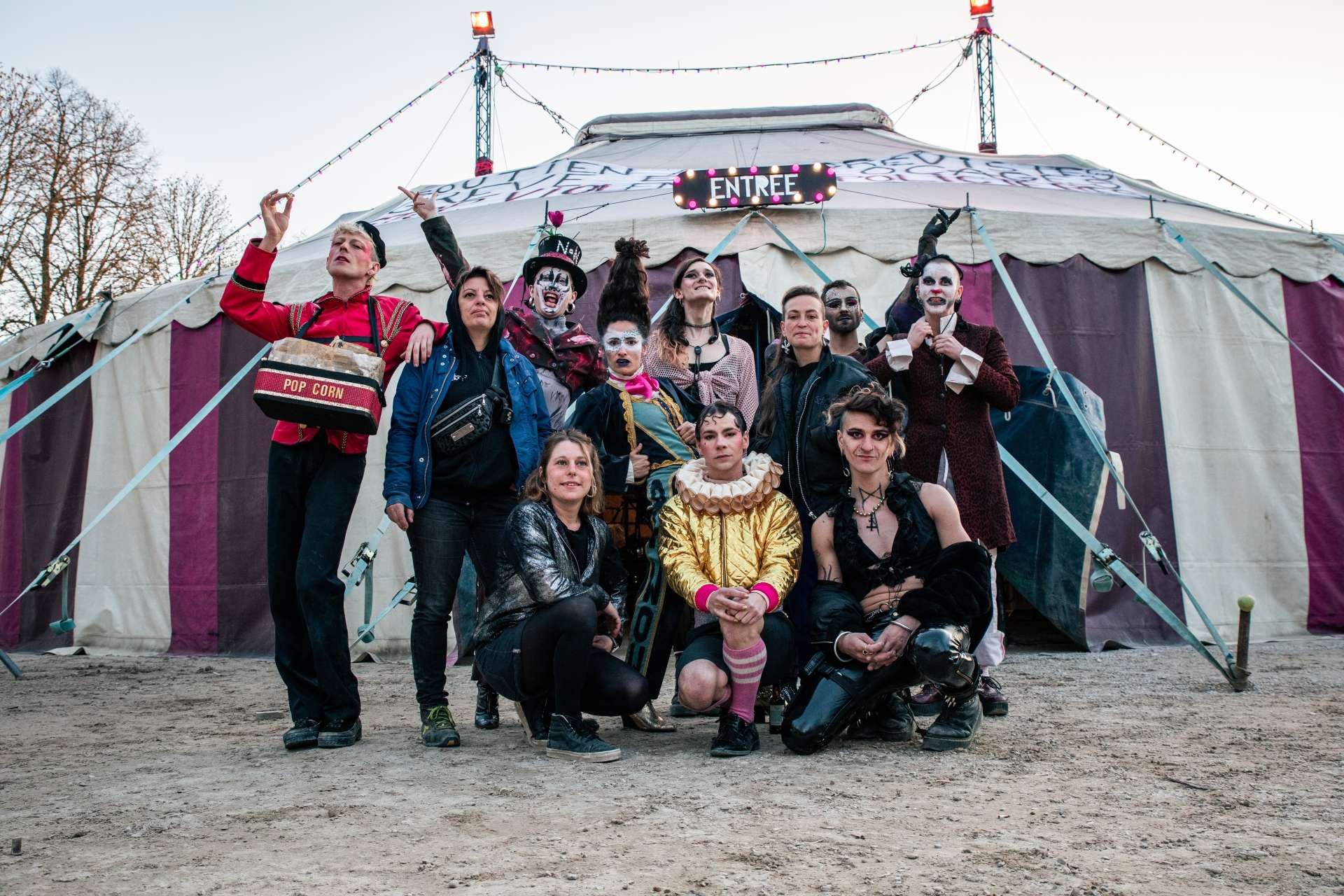 L'équipe du Cirque Queer pose devant son chapiteau