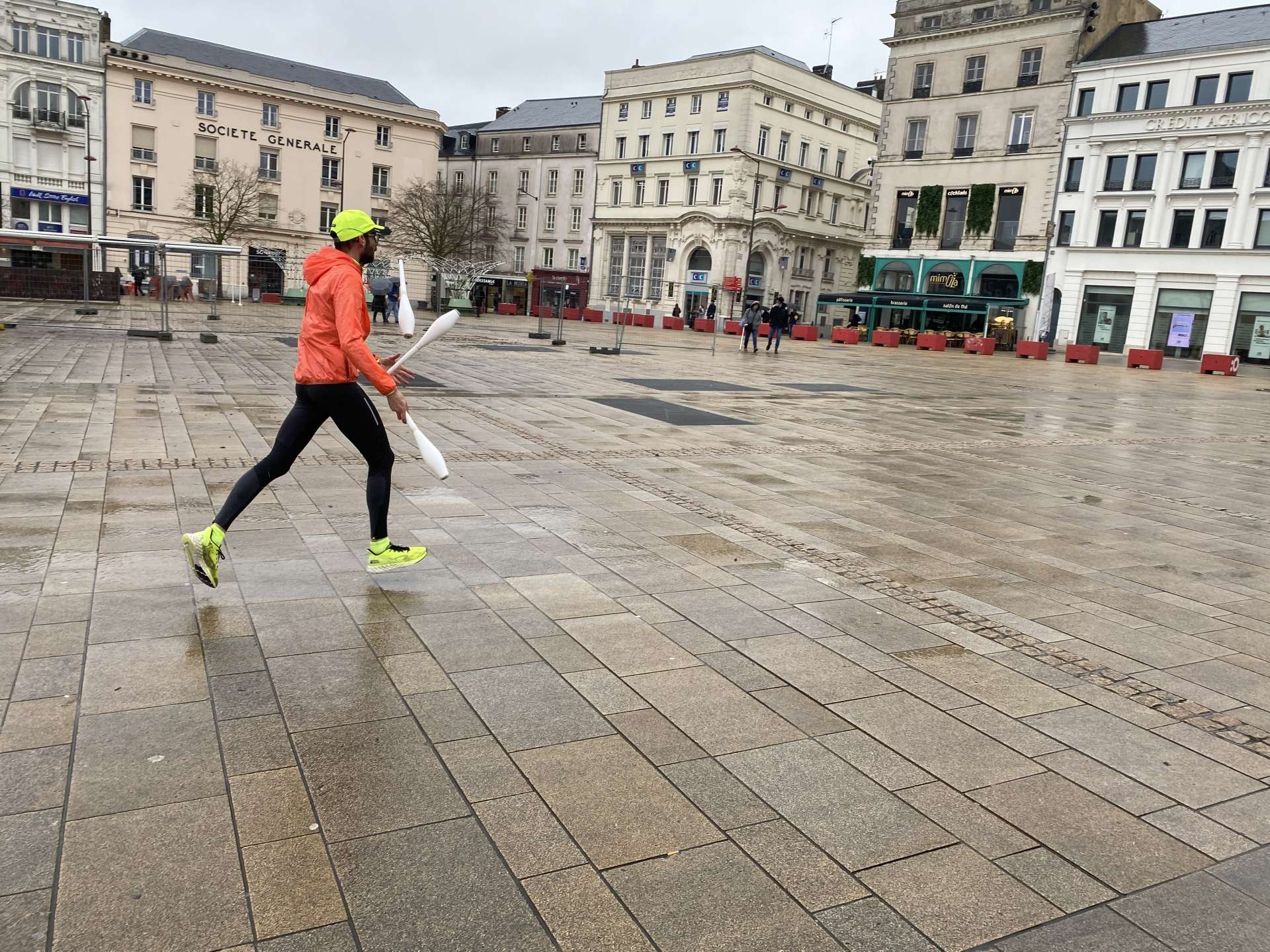 Le jongleur court sur la place de la République au Mans